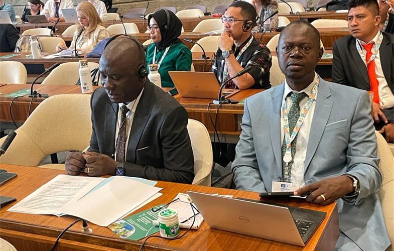 Central African Minister of Water, Forests, Hunting and Fishing, Amit Idriss (left) and WCS CAR Country Director, Felin Twagirashyaka. The minister delivered a speech to thank UNESCO for the Biosphere Reserve designation. Bandiougou Diawara (UNESCO)